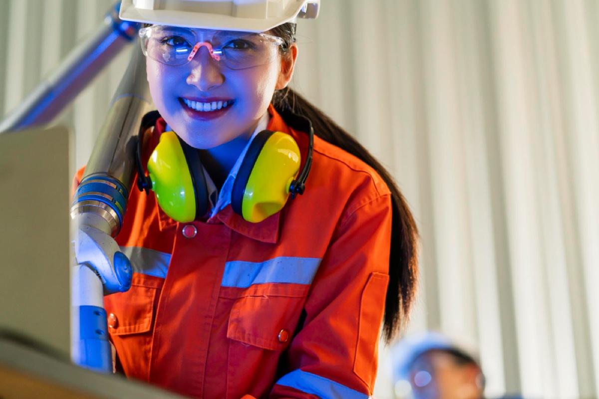 Quality Intelligence - Worker with safety equipment